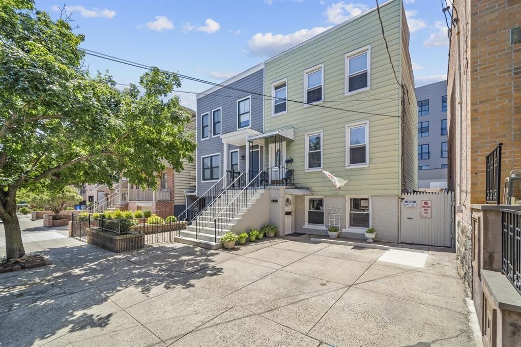 425 OGDEN AVE Jc, Heights, NJ 07307